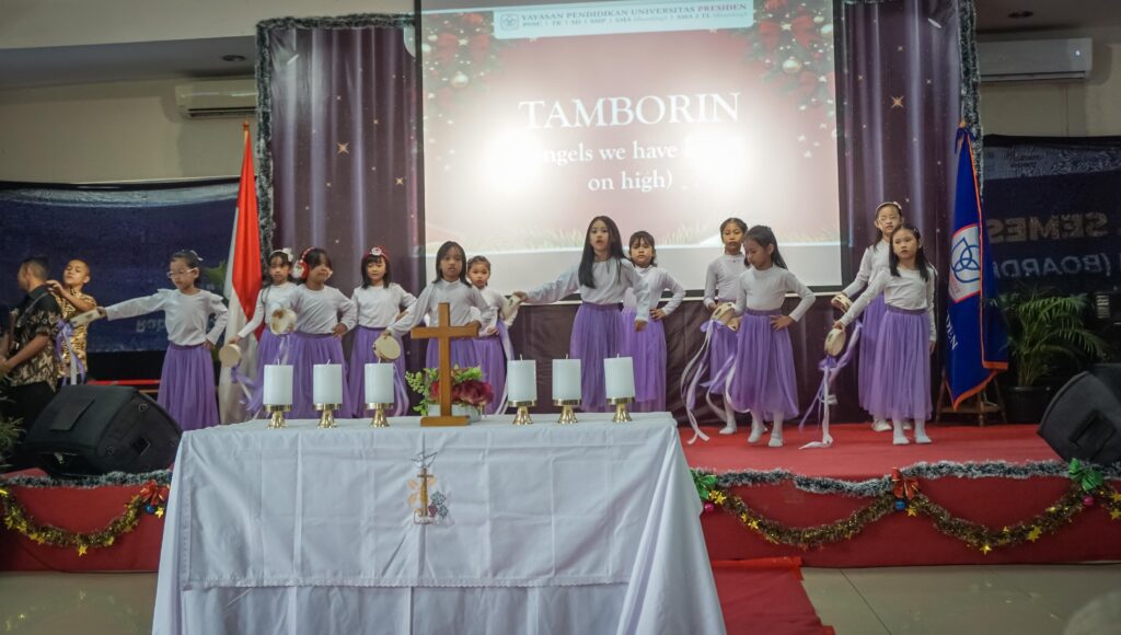 Penampilan tarian tamborin siswa SD Presiden pada Perayaan Natal