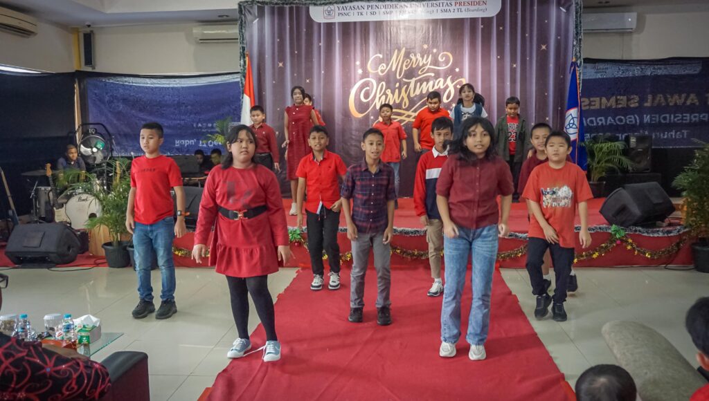 Penampilan Dance siswa SD Presiden pada Perayaan Natal