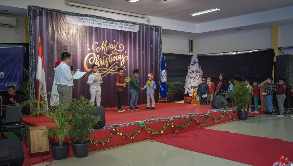 Penampilan Pantomim siswa SD Presiden pada Perayaan Natal