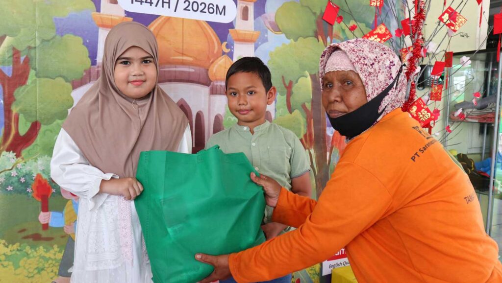 Berbagi Sembako SD Presiden